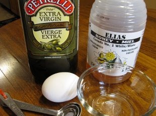 Оливковое масло – отличный компонент для маски с яйцом и медом