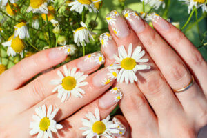 Особенности цветочных рисунков на ногтях
