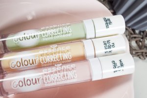 Colour Correcting Liquid Conceale от Essence