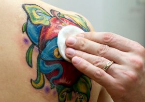 Очищение татуировки