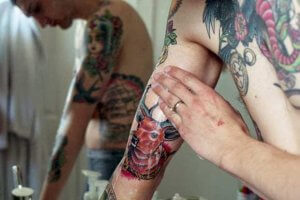 Промывание татуировки