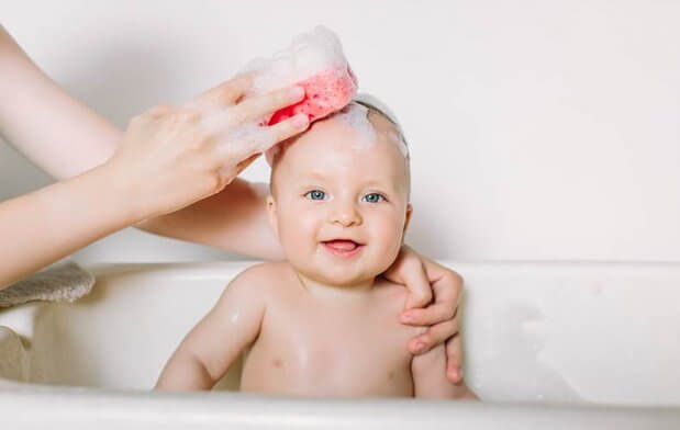 Мытье головы ребенка